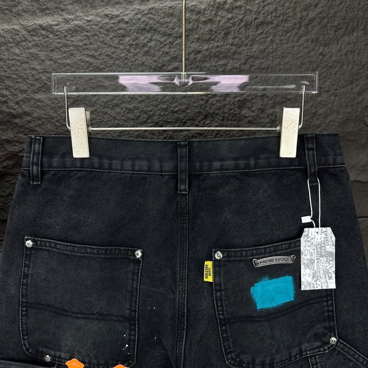 P240 GALLERY DEPT. & Croixin co-branded 2025 new limited edition spliced ​​splash-ink hand-painted orange cross patchwork couple style washed loose denim shorts 🔥High version🔥High version🔥 Original customized denim fabric, the same raw material denim fabric as the Internet celebrity star, full body splicing loose version, splash-ink hand-painted craftsmanship with multiple orange cross embroidery patchwork style designs, very high-end and stylish! The fabric feels very comfortable and these denim shorts are super versatile and look great! ! Complete three standards, same style for men and women 👫A must-have item for everyone Color: black, khaki Size: 28, 30, 32, 34, 36 (five sizes)